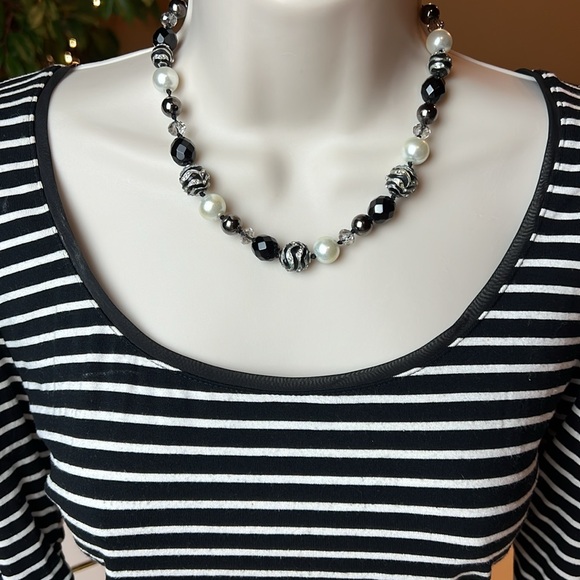 🖤WHITE HOUSE BLACK MARKET BLACK & WHITE STRIPED TOP KEYHOLE BACK SIZE SMALL🖤🤍 - Picture 4 of 16